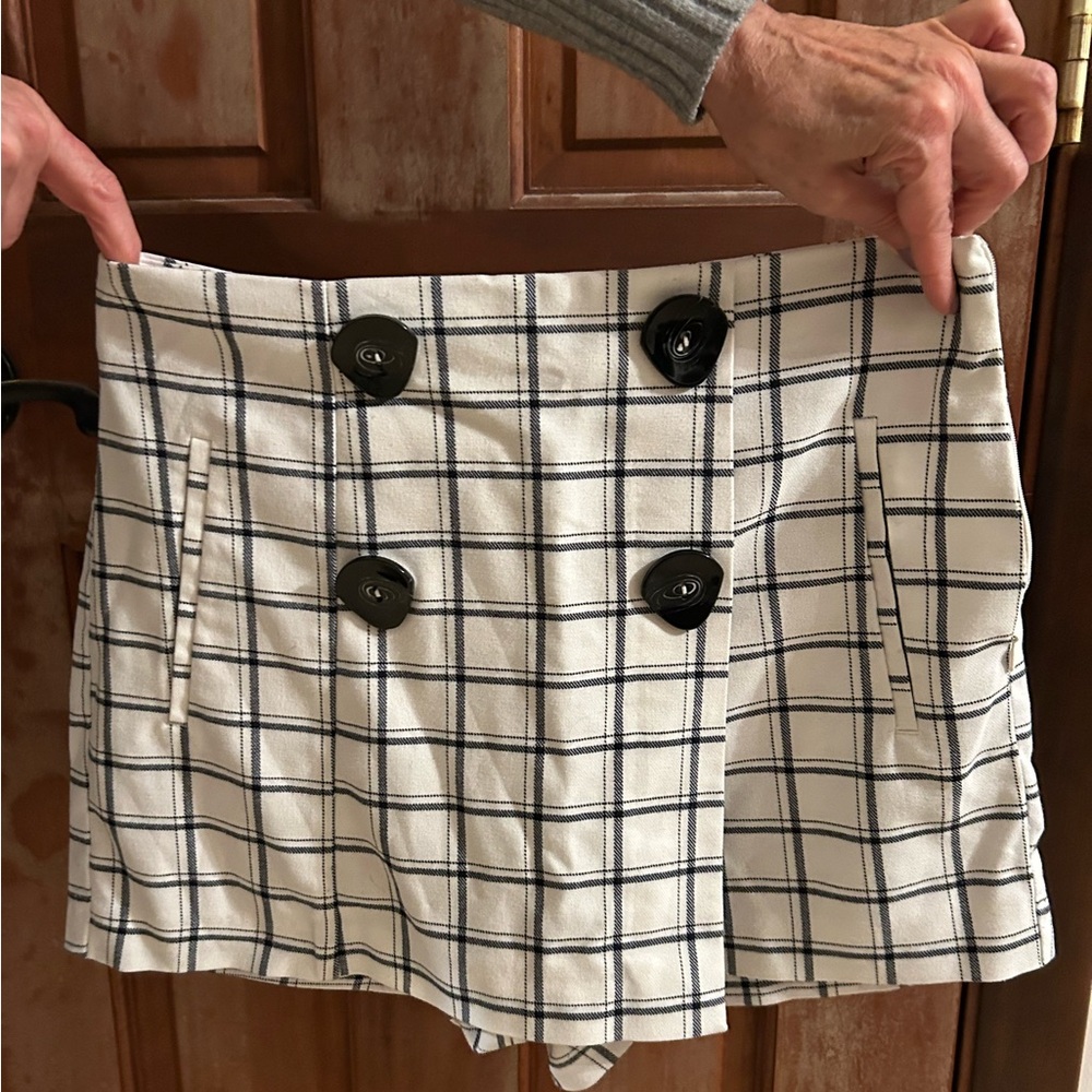 Plaid checkered skort from Zara in Florence Italy! With a zipper on the side